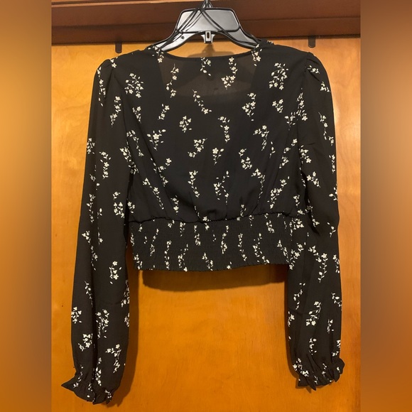 NWOT Love Tree Size M Black Floral Crop Top - Picture 6 of 6